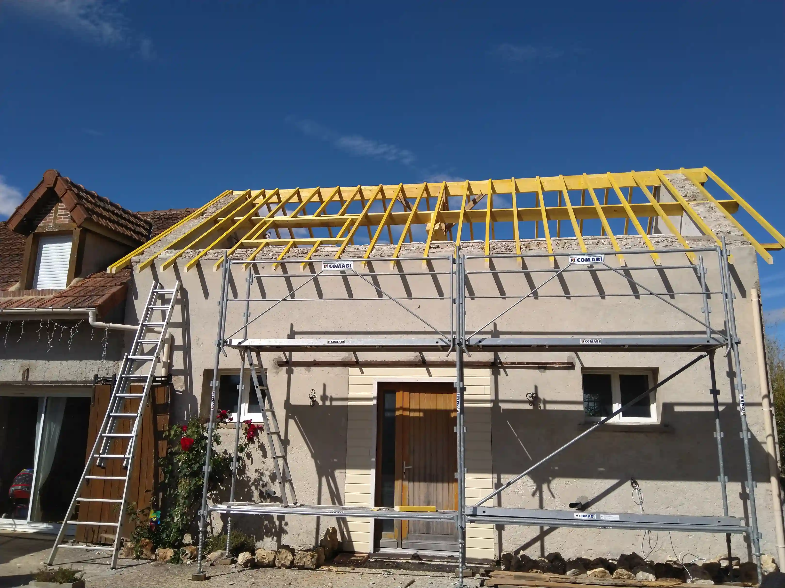 Charpente extension en cours de construction