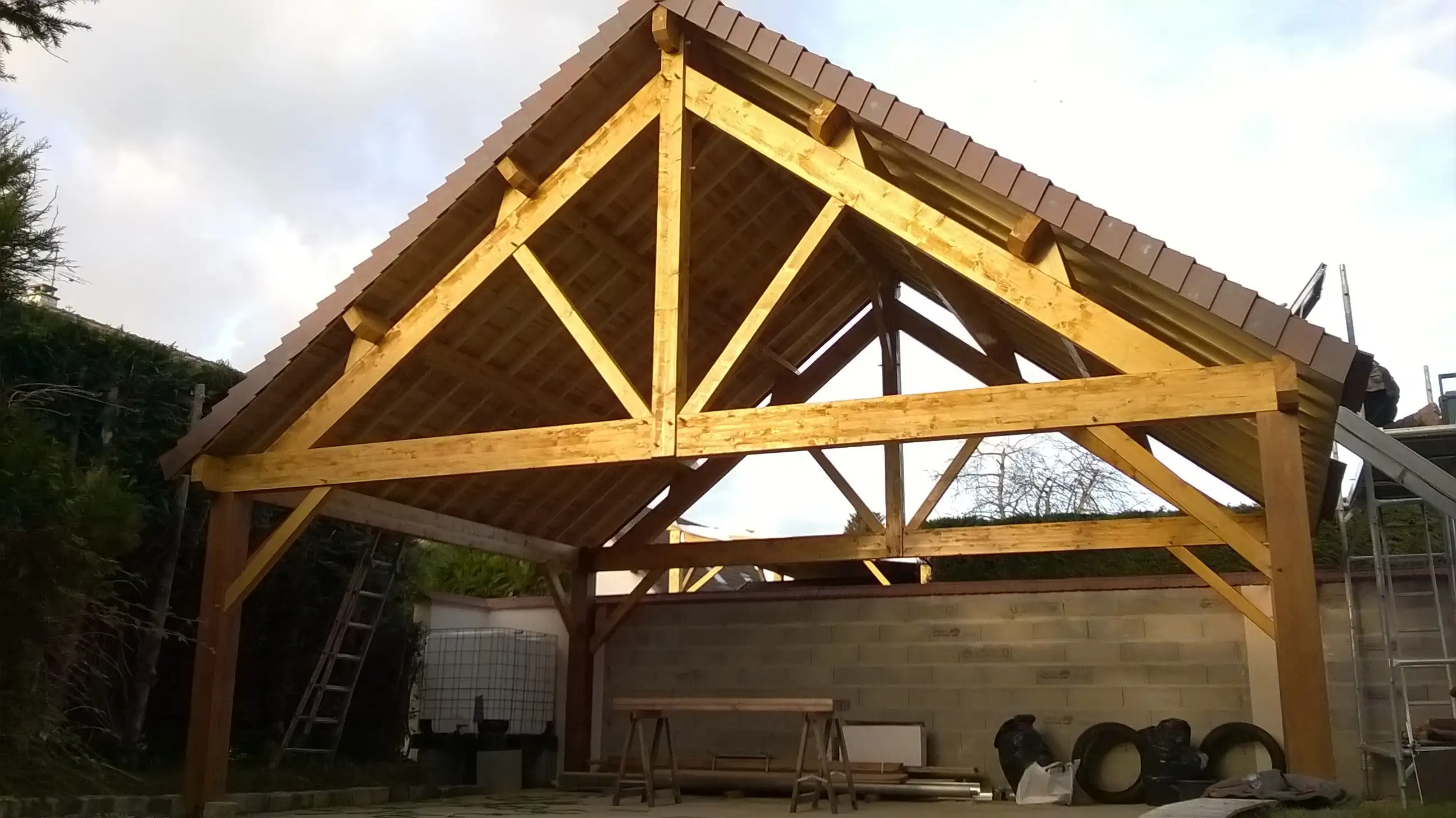 Détail charpente bois presque terminée