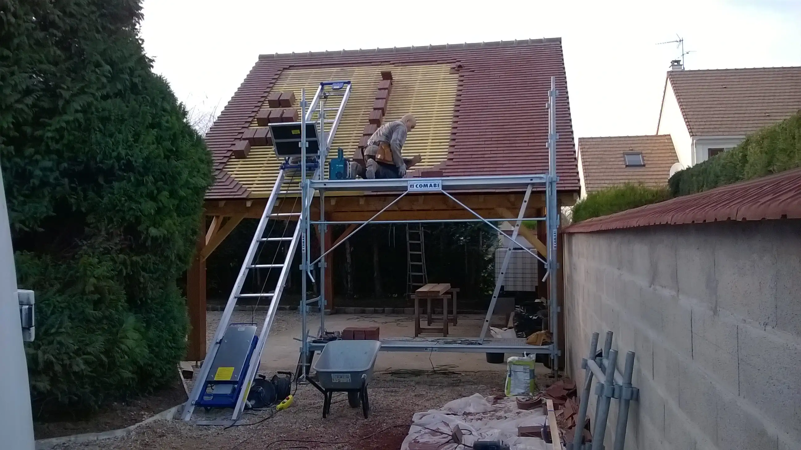Pose tuiles toit abri charpentier Dreux