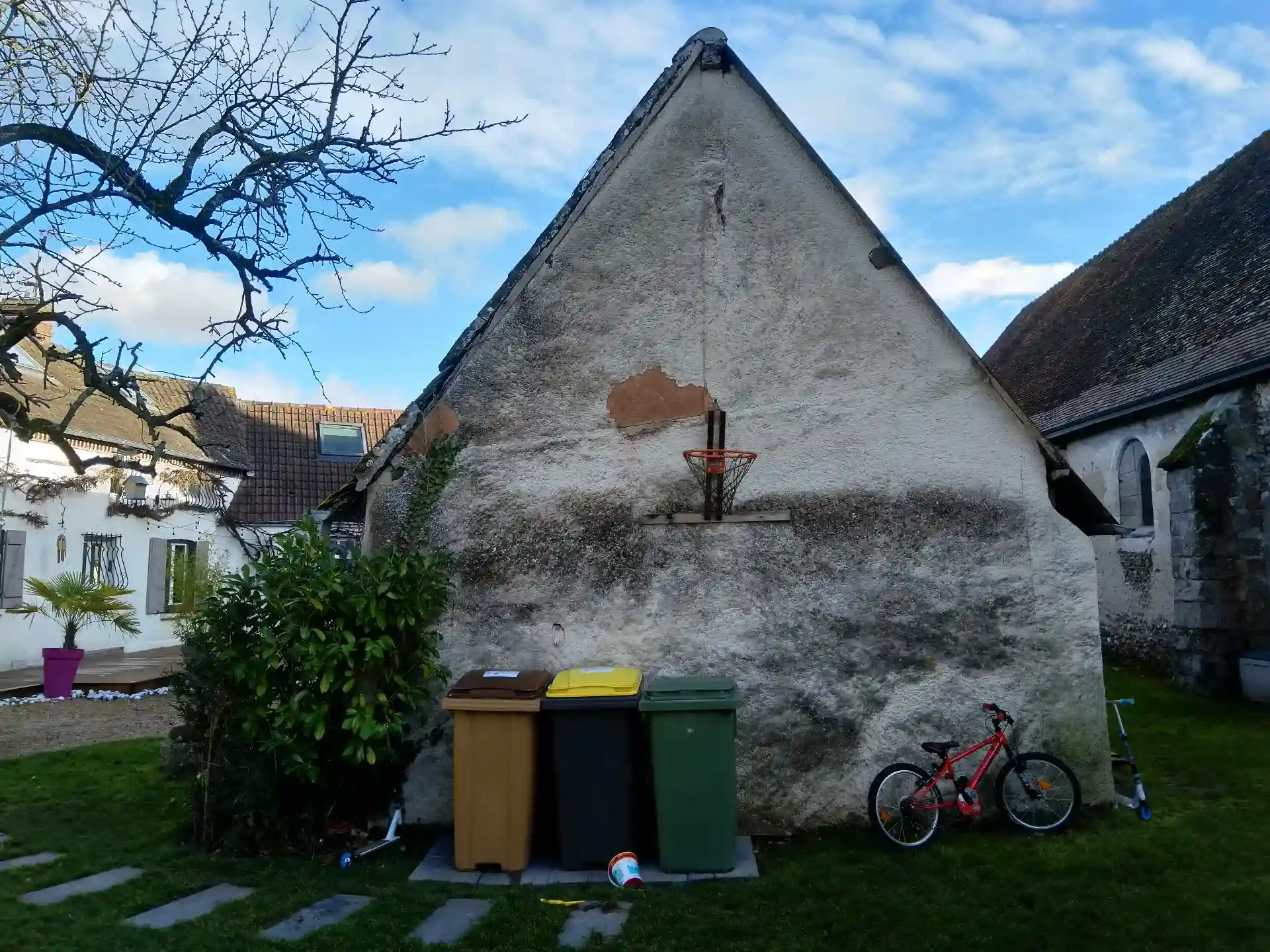 Dépendance ancienne avant rénovation toiture ossature bois