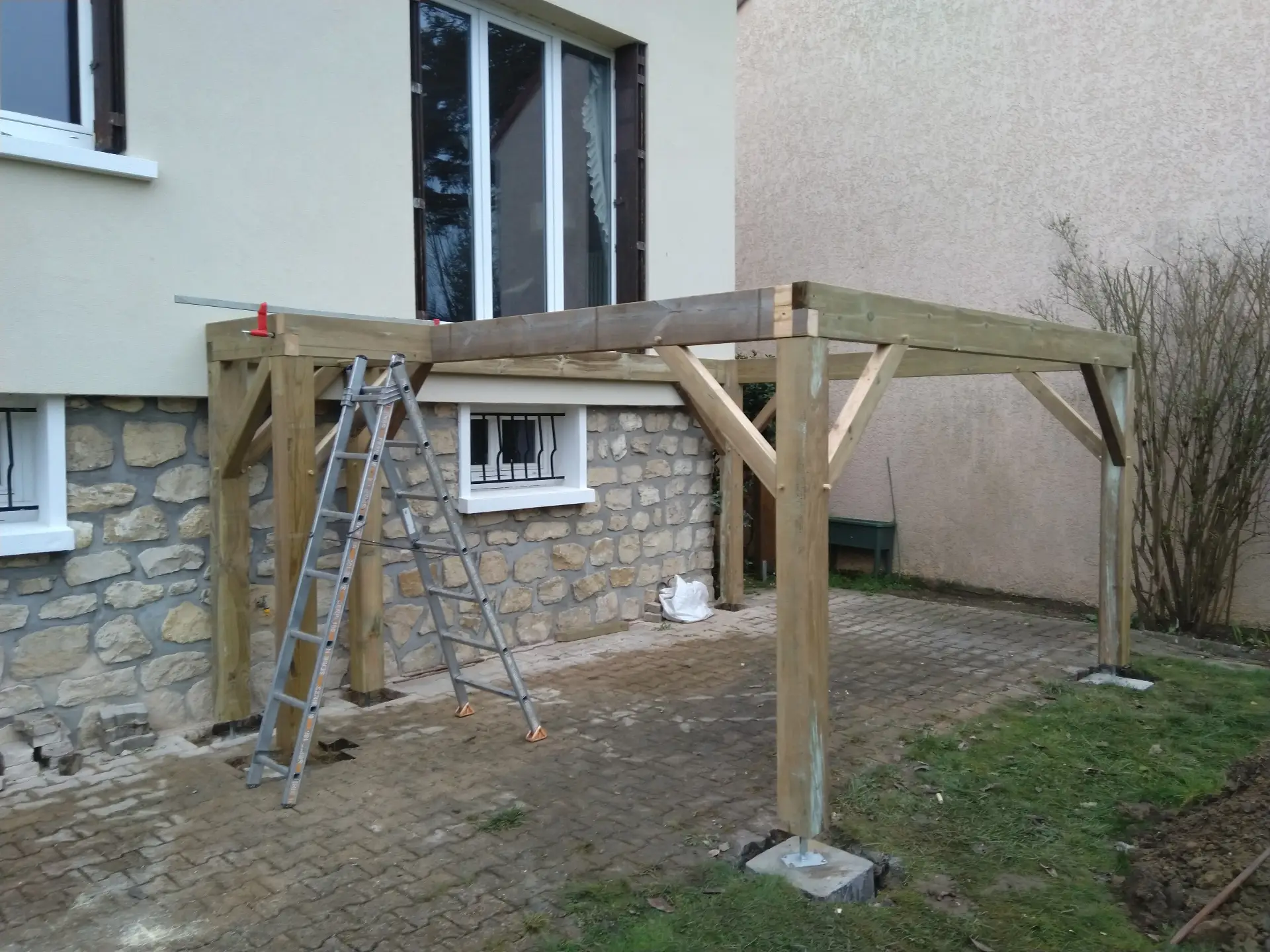 Début construction structure terrasse bois menuisier Dreux
