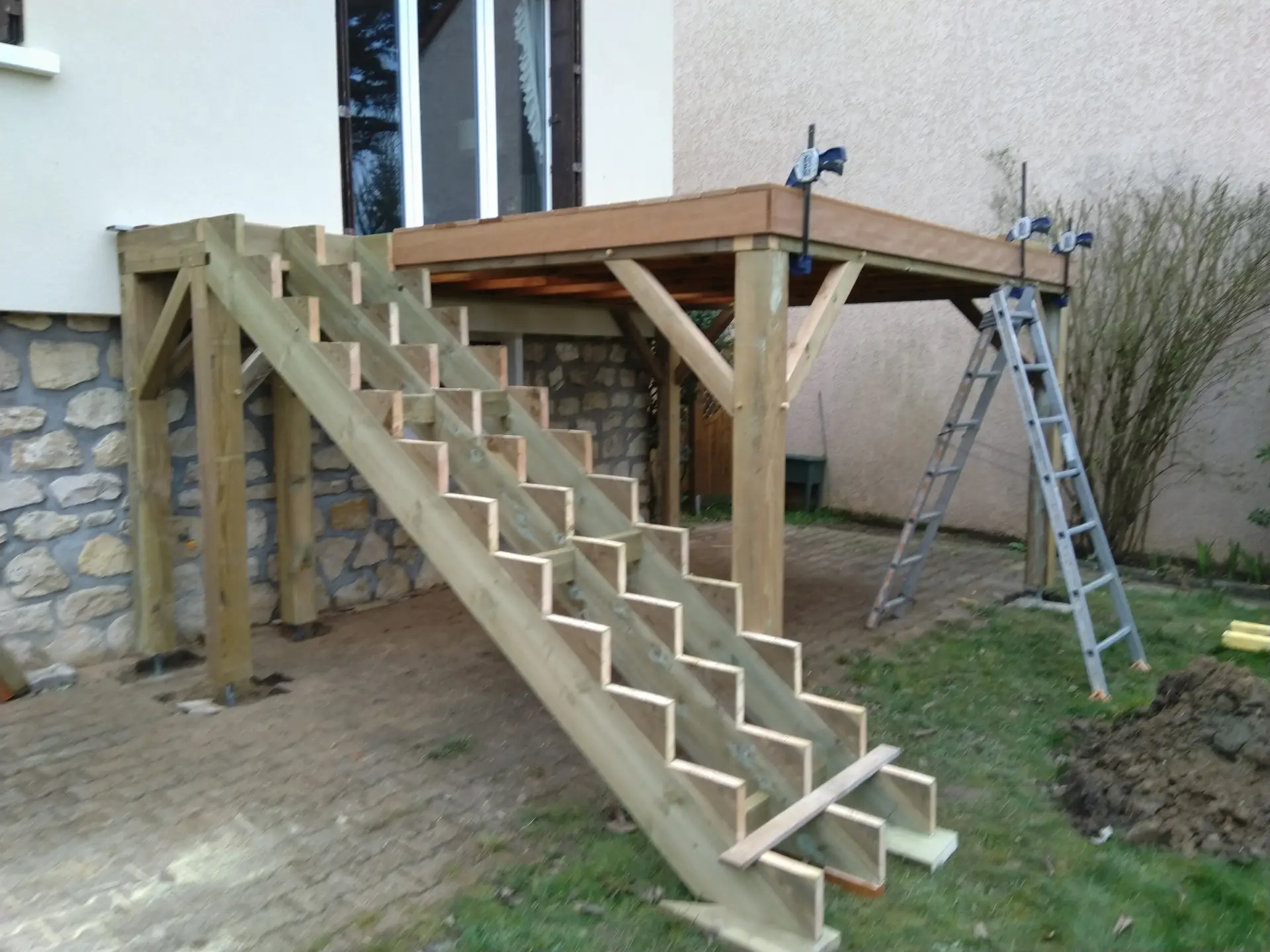 Construction structure terrasse bois sur pilotis artisanal