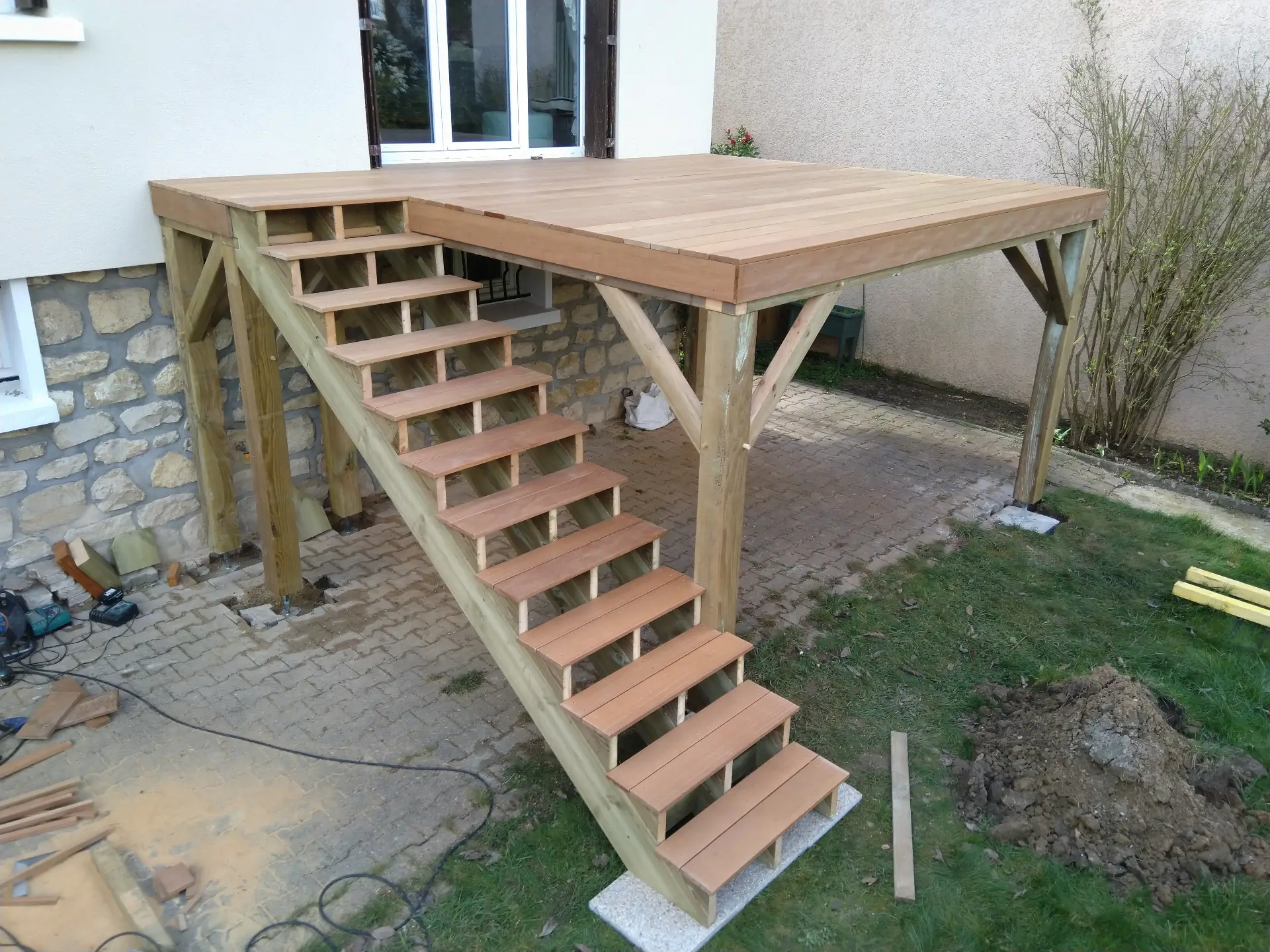 Pose plancher terrasse bois avec escalier sur mesure