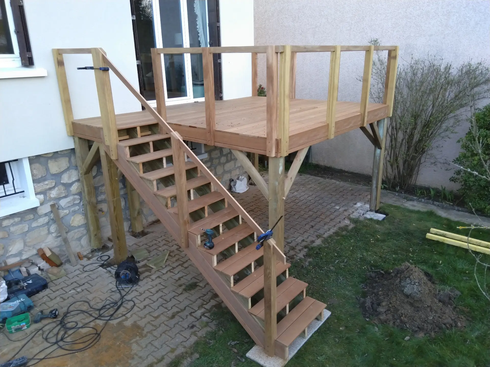 Pose rambarde escalier terrasse bois menuiserie