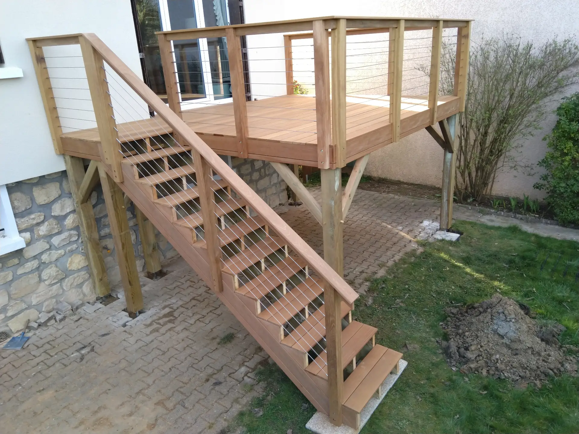 Finition garde-corps câbles terrasse bois moderne