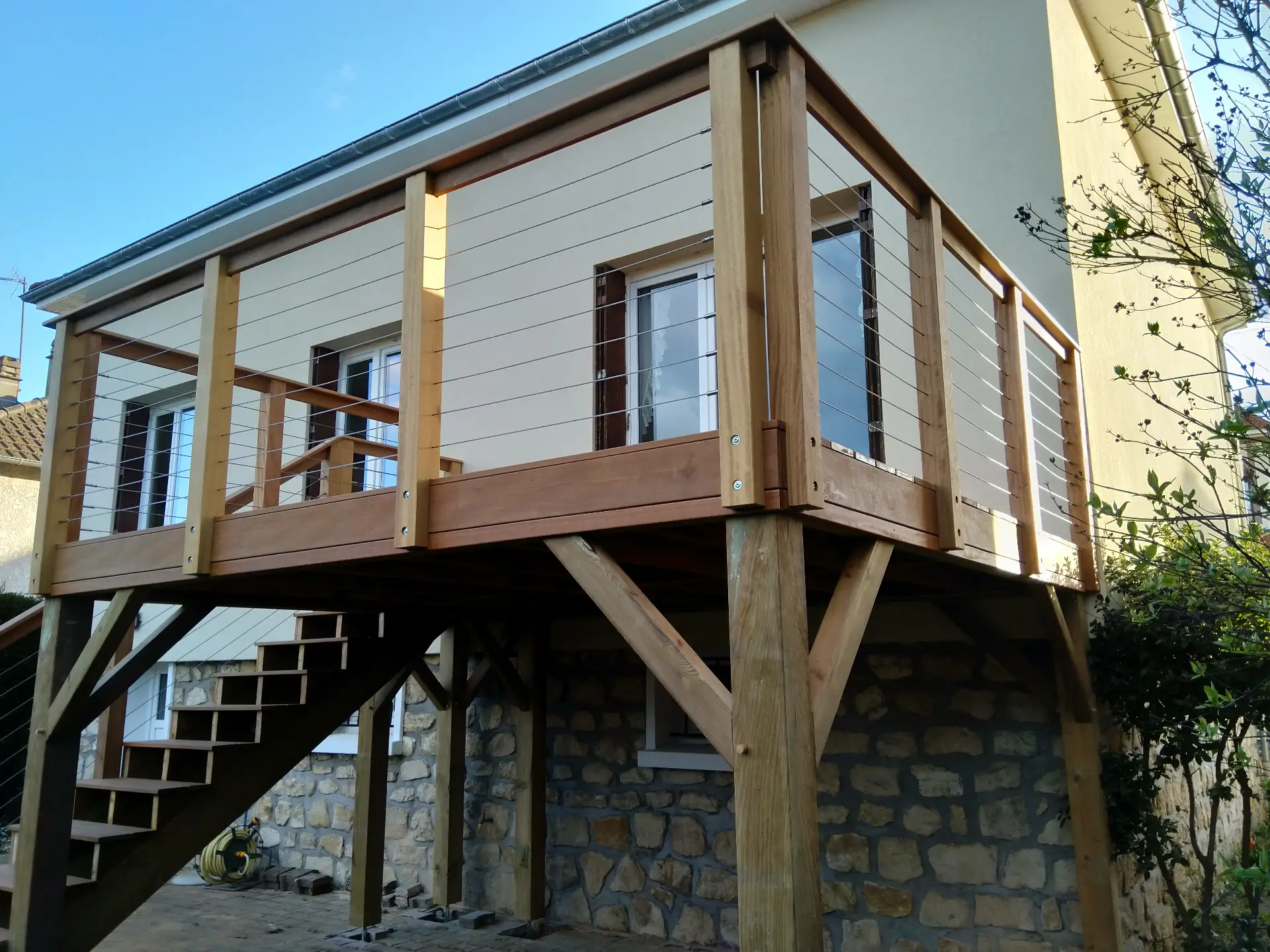 Terrasse bois sur pilotis finalisée menuiserie Cimmob Eure-et-Loir