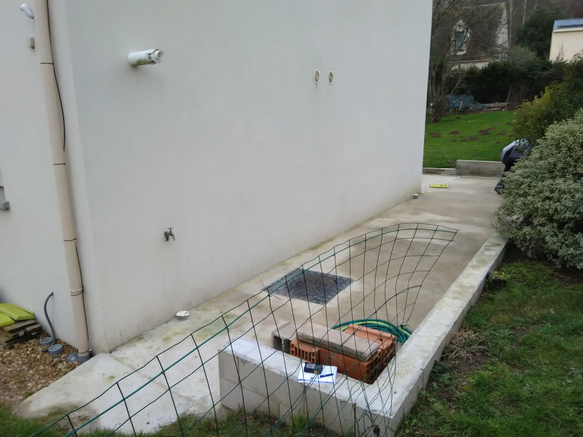 Avant construction abri bois extérieur terrain préparé