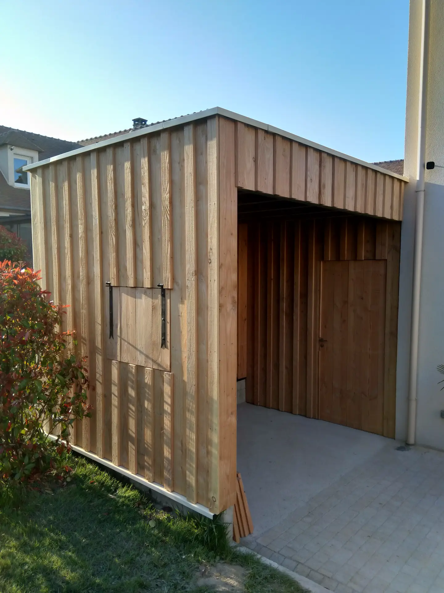 Construction abri bois extérieur fini vue avant menuiserie
