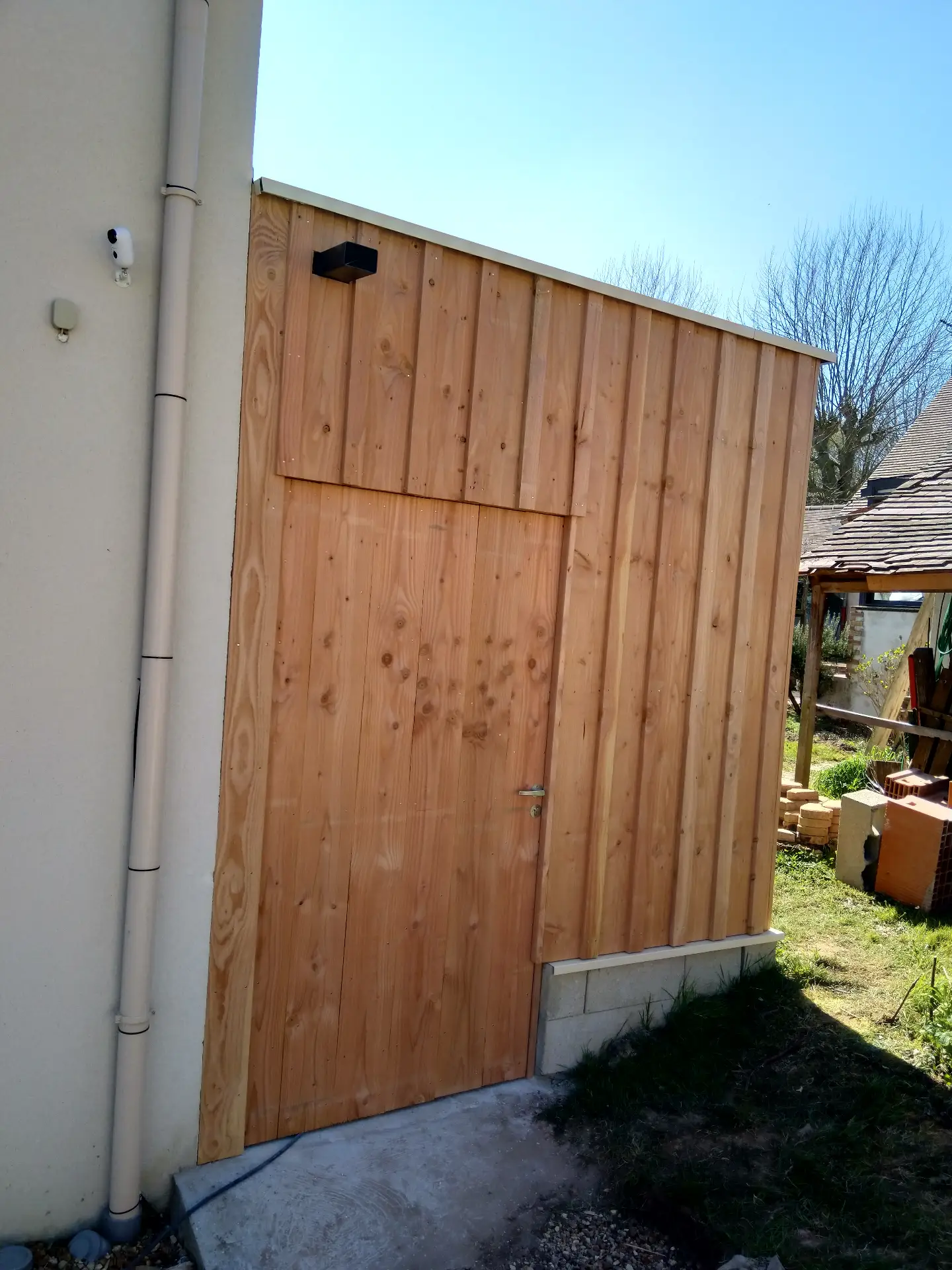 Construction abri bois extérieur terminé menuiserie qualité