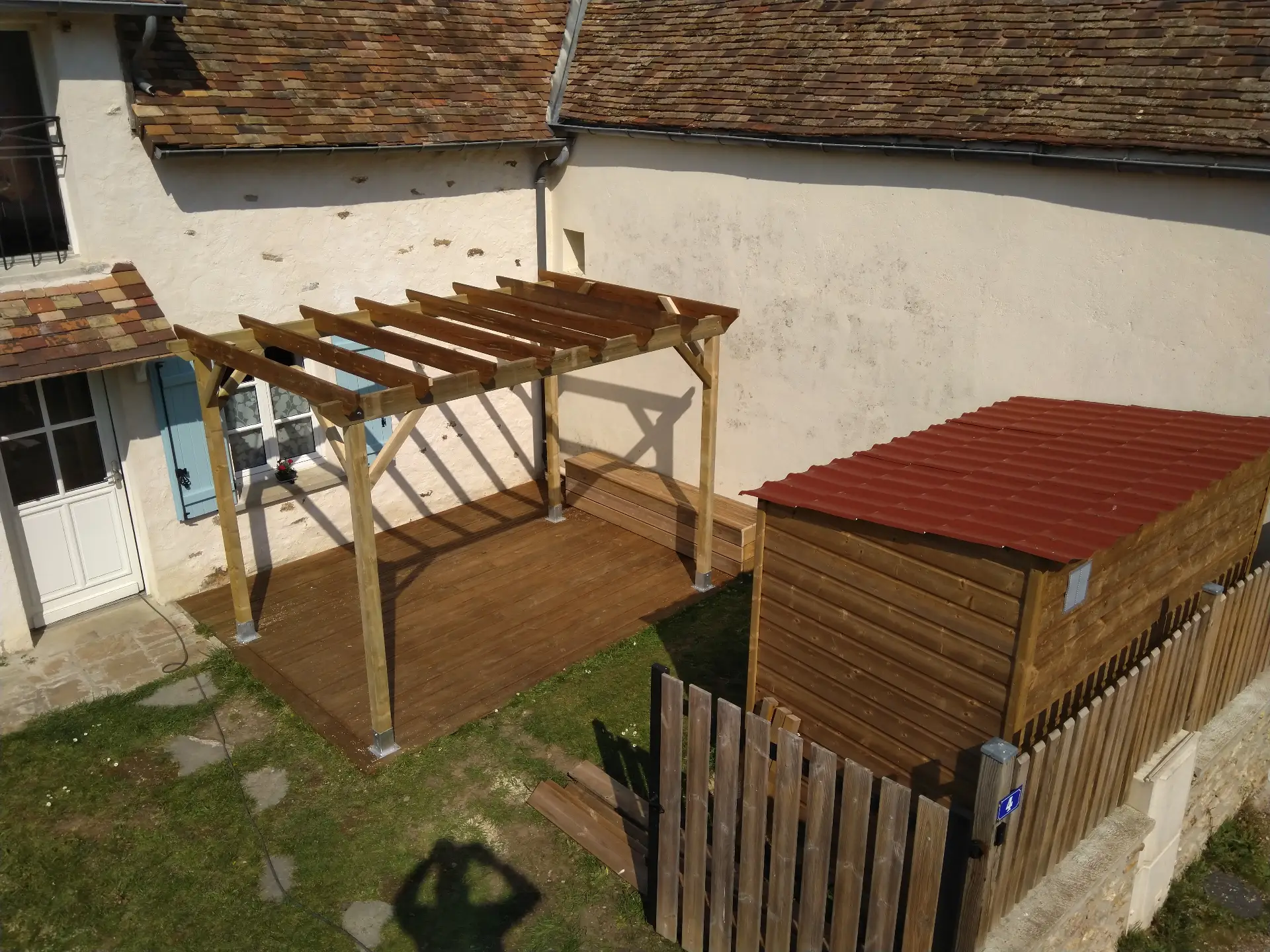 Aménagement extérieur maison pergola terrasse bois Saint-Laurent-la-Gâtine