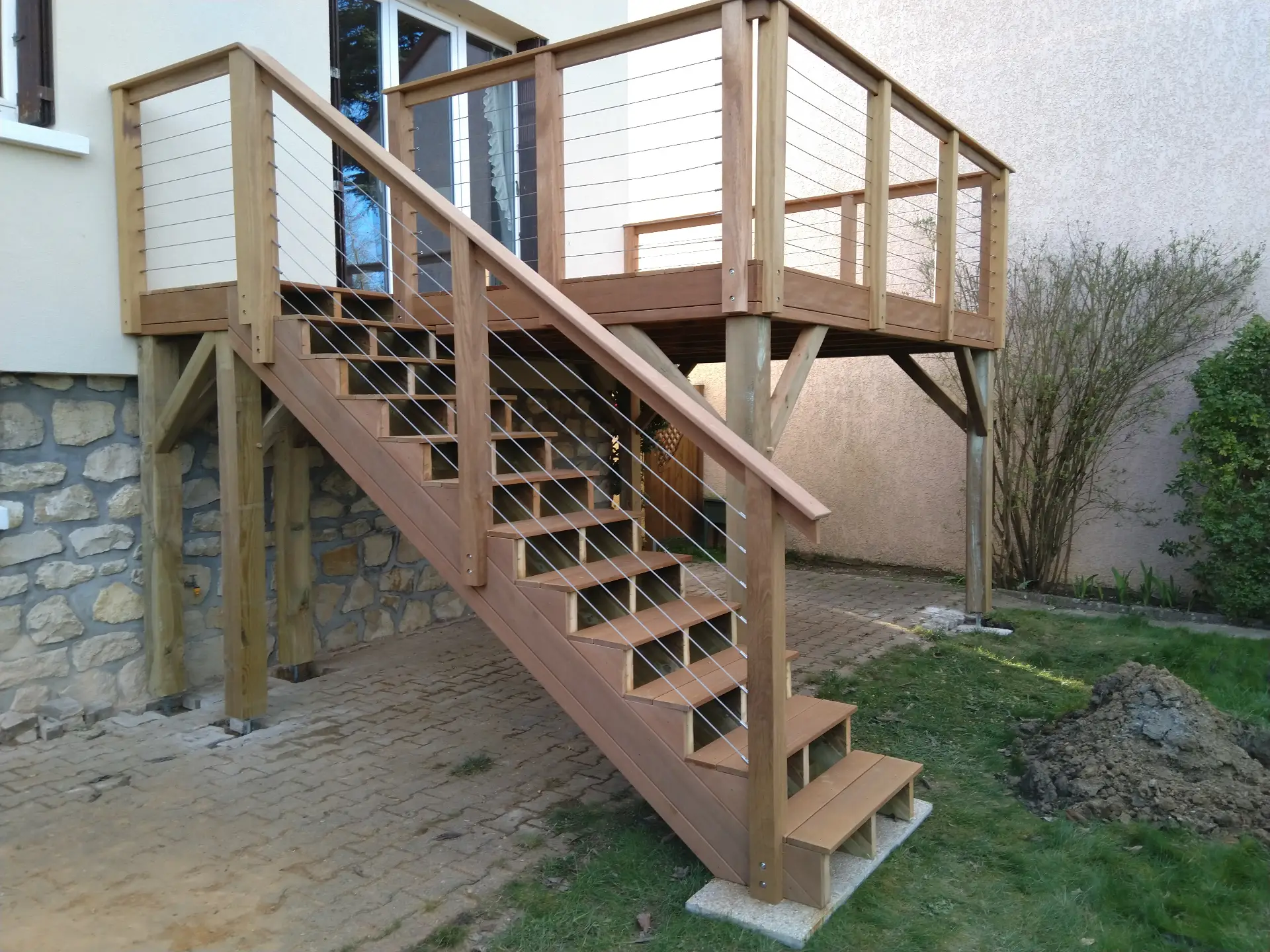 Escalier extérieur bois avec rampe moderne par Cimmob menuisier Eure-et-Loir et Yvelines