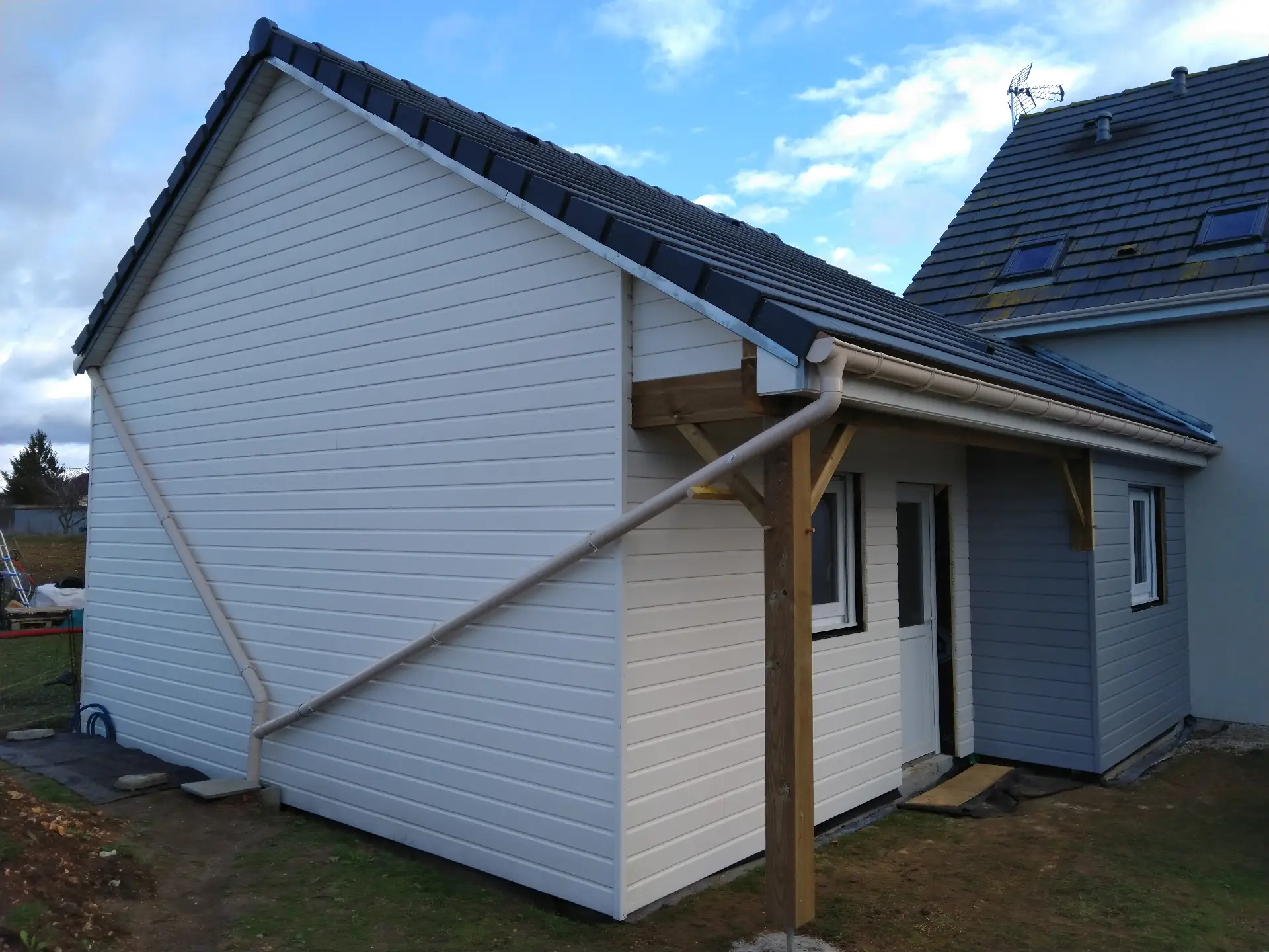 Pignon extension bardage blanc avec gouttière zinc